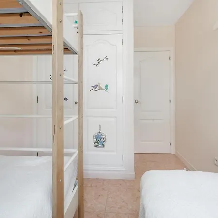 Gorgeous 2-bed Near The Beach *